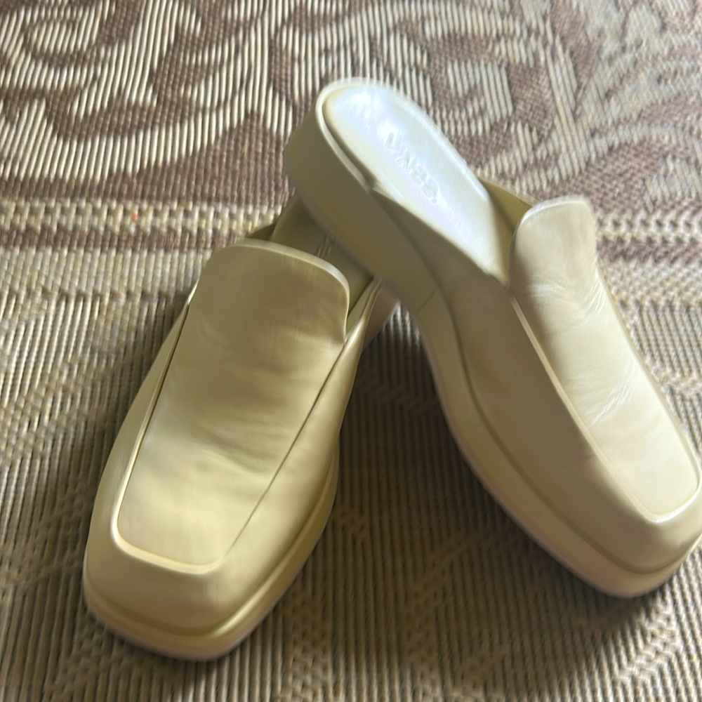 Vince Raquel Mule in cashew